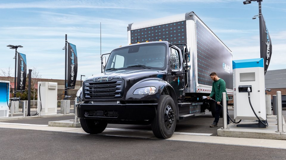 Freightliner eM2 electric medium-duty truck