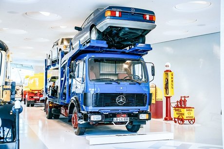 A giant aloft: The car transporter at the Mercedes-Benz Museum